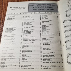 101 One Hundred and One Popular Songs for Easy Organ Vocal Sel. Modern World
