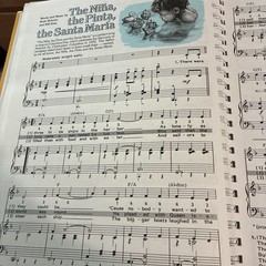 1985-THE READERS DIGEST SPIRAL BOUND HARDCOVER « CHILDREN&rsquo;S SONGBOOK » w/131 SONGS