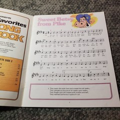 Disney Children&rsquo;s Favorites SING-ALONG SONGBOOK P/V/G Disneyland 1987 24pp
