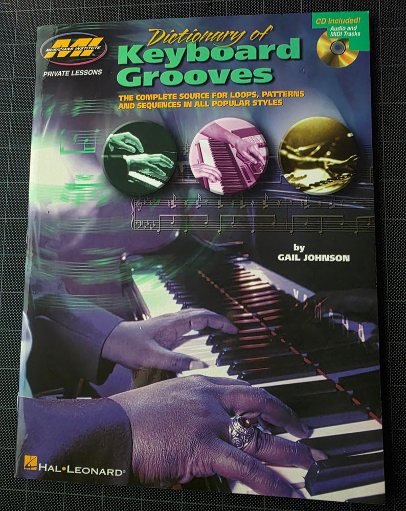 DICTIONARY OF KEYBOARD GROOVES – 48 Pages with CD by Andrew D. Gordon VG+ SO181