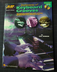 DICTIONARY OF KEYBOARD GROOVES – 48 Pages with CD by Andrew D. Gordon VG+ SO181