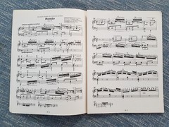Rondo Op 51 No 2 by Beethoven (Japanese & German text) Zen-On Music Pub
