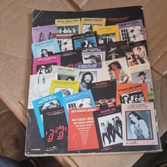 Hal Leonard 50 Top Hits of 1982 Songbook Piano/Voice/Guitar HL00309626