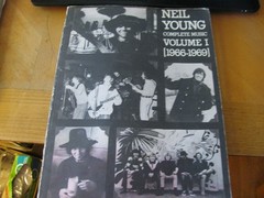 NEIL YOUNG VOL 1 ( 1966 – 1969 ) COMPLETE SONGBOOK SHEET MUSIC 191 PGS LOW PRICE