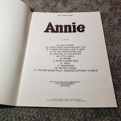 Annie Easy Piano Edition Songbook Folio MPL Hal Leonard 1982