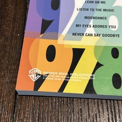 WARNER BROS MUSIC – THE SENSATIONAL 70&rsquo;S Piano/Vocals/Chords Instruction Book