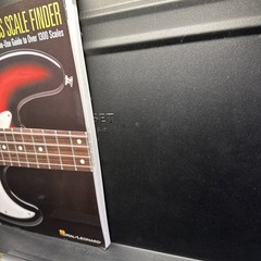Bass Scale Finder: Easy-to-Use Guide to Over 1,300 Scales 9 Inch. X 12 Inch.