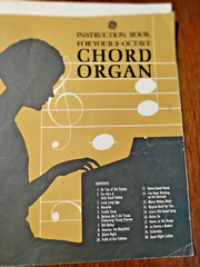 SHEET MUSIC INSTRUCTION BOOK FOR YOUR 3-OCTAVE CHORD ORGAN 20 SONGS