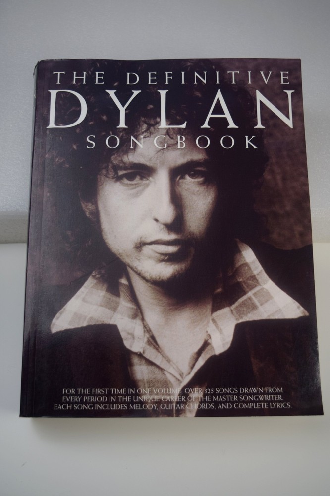 THE DEFINITIVE DYLAN SONGBOOK – AMSCO PUBLICATIONS – 2001 – OVER 325 SONGS!