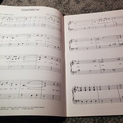 Annie Easy Piano Edition Songbook Folio MPL Hal Leonard 1982