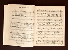 Very Best of Popular Folk Music Book 192 Pages Piano Sheet Music Lyrics Vintage