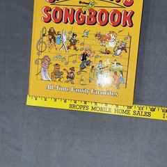 1985-THE READERS DIGEST SPIRAL BOUND HARDCOVER « CHILDREN&rsquo;S SONGBOOK » w/131 SONGS