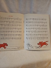 Vintage 1987 Clifford&rsquo;s Sing Along Music Paperback Book