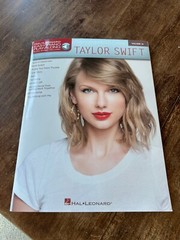 Hal Leonard Taylor Swift piano book, Vol. 19. 10 songs, 72 pages